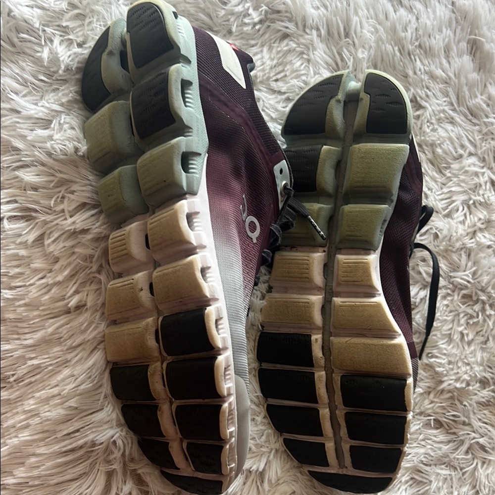 ON Running Gray and Maroon Sneakers - Picture 4 of 8